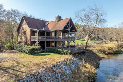 Image de Riverfront Lodge, 5br, Hot Tub, Pool Table & Views