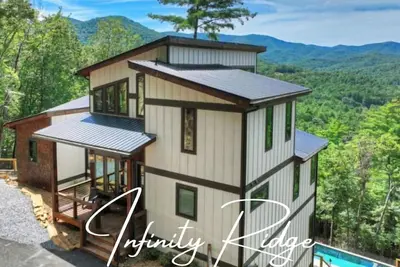 Next-Level Poolside Paradise w/ Breathtaking Views