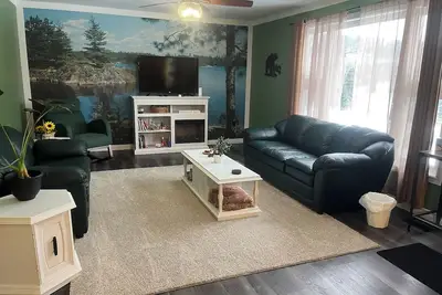 Image de Cozy, classy and convenient house located across the road from snowmobile tracks