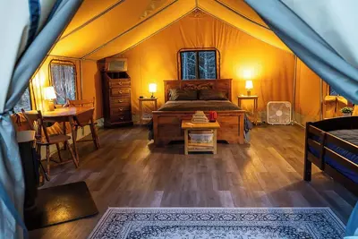 Image de Safari Glamping Tent | Forest Retreat & Hot Tubs!