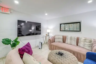 Image de 1 Mi to the Metro! Centrally Located Apt Near Dc