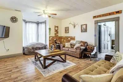 Image de Wine, Dine & Unwind: Hermann Home w/ Spacious Yard