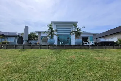 Image de Hosts on the Coast Skippers Landing