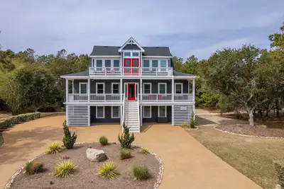 Easy beach access, private heated pool, Currituck Club amenities