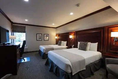 Image de Executive Double Queen Room with Modern Amenities & Breakfast