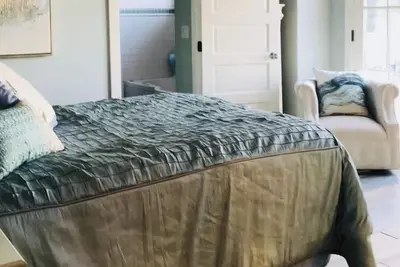 Image de Lakeview Room With Hand-Painted Decor, Antique Bath