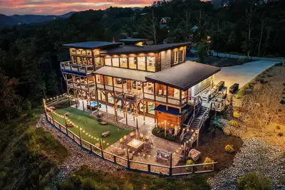 Image de 6br for 26 | Pool, Hot Tub, Game Loft, & Mini Golf