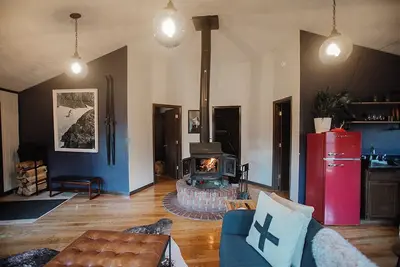 Image de Cozy 2-bedroom modern/minimalist cabin in Snowshoe with wood burning stove