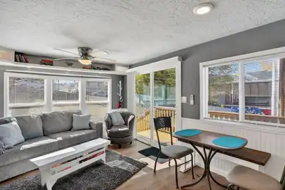 Image de Downtown Delight near Courthouse Square + Shopping