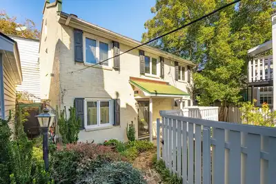 Image de Classic Charleston Home Steps From King St