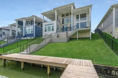 Image de Lakefront Modern Home on Lake Conroe Texas, Dock, Pool, Playground