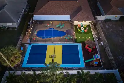 Image de Sleeps 14 • Sport Court • Tiki Bar • Heated Pool
