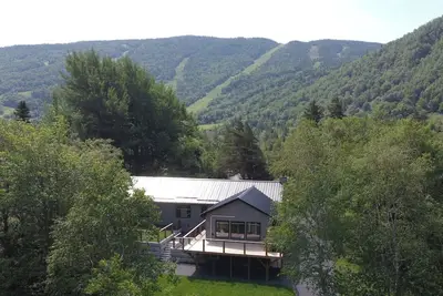 Image de Modern luxury retreat on the Humber River, 5-minute walk from Marble Mountain!