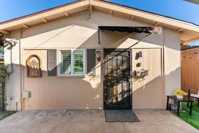 Image de Lovely Gated cottage in charming Los Angeles neighborhood