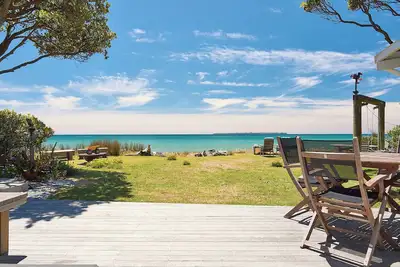 Image de Sit back relax and watch the waves lap from your beachfront holiday home.