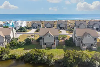 Image de Updated Coastal Getaway in Serenity Point • Steps to Beach & Pool