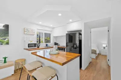 Image de Coastline Tranquility Renovated Elevated Apartment