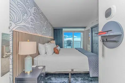 Image de Modern Oceanfront Studio 17th Fl | King + Balcony