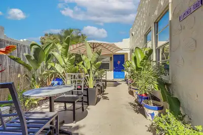 Image de 4 Mi to Palm Beach: Cozy Cottage w/ Patio