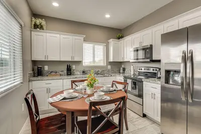 Image de 14 Mi to Saguaro Np: Adventure-Ready Townhome