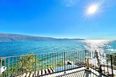 Image de D1mora Nautilus, apartment in Villa directly on the lake with incredible view