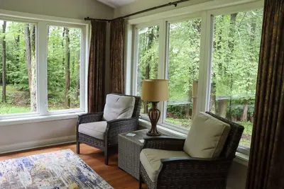 Image de Large home with hot tub in serene wooded setting