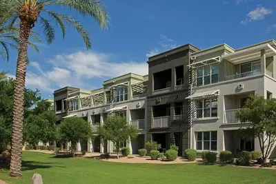 Image de 1-bedroom resort in beautiful Phoenix with fitness room, pool, and golf