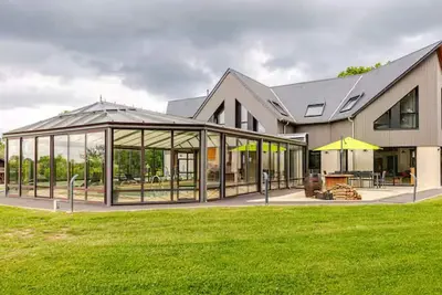 Image de Maison d'architecte avec piscine chauffée et parc sécurisé