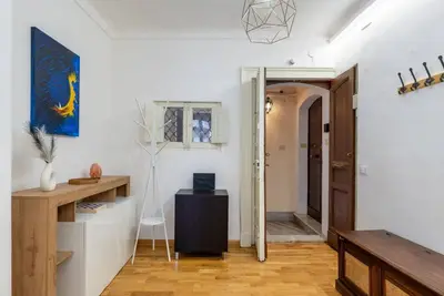 Image de Charming and cozy 91 square meters apartment, perfect for four people, located on the first floor of the historic Palazzo Auteri Perrotta (No elevator). Elegantly decorated, it features two frescoed ceilings. The property is located in the heart of