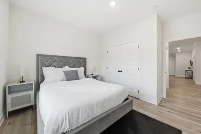 Stylish 2br/2ba Stay · Open Layout