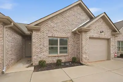 Chic 2br/2ba Home · Great Location