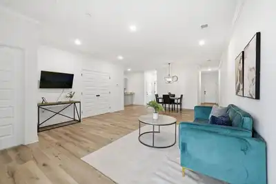 Relaxing 2br/2ba Space · Modern Comfort