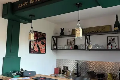 Image de Maison atypique familiale avec garage, parking privé idéal pour autos et motos!