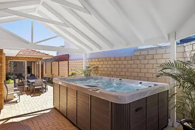 Image de Made for families who love the coast. Enjoy a heated spa, kids’ yard, and easy walks to the beach & parks