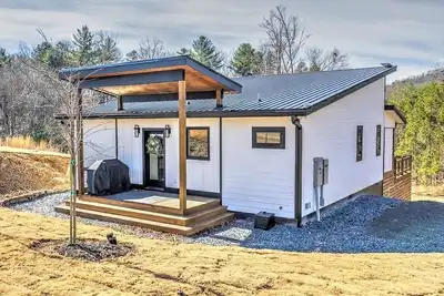 Image de Stunning New Mountain Getaway-Private Pool, hot tub and covered porch