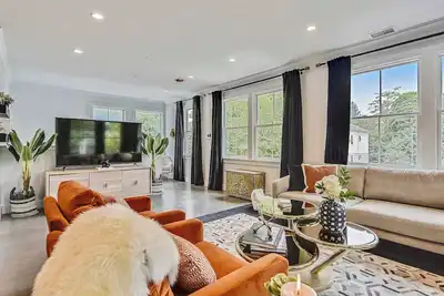 Image de Elegant Treetop Retreat | near T