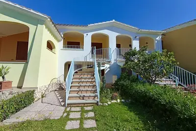 Image de <b></b>Located on the southeastern coast of Sardinia, 20 km from Villasimius, <b>Casa Ginestra</b> is set in a quiet residential area of Costa Rei. Nestled within a well-kept garden, this charming terraced house boasts a stunning <b>view of the gulf</b>