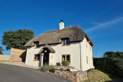 Image de Honeysuckle Cottage, pet friendly, with open fire in Axminster