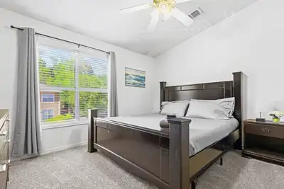 Image de Cheerful 2 Br Townhome: Pool & Central Location!