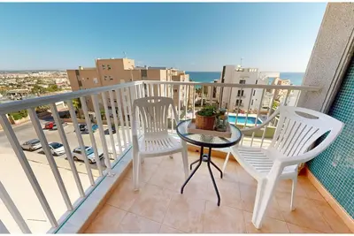 Image de 3 bed 2 bath apt, Comm Pool, and private garage. 2 minutes walk to lovely beach