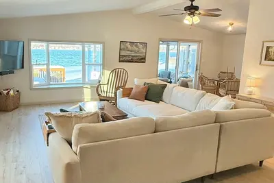 Image de Lakefront Cottage- Newly Renovated 3br Retreat