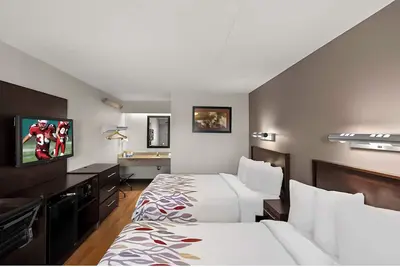 Image de Pet-Friendly Rooms w/ Free Shuttle Near Dining, Lake Activities | 2 Units