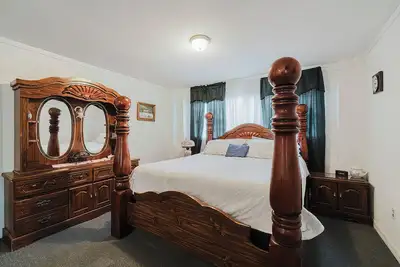 Image de Little Red House with a vintage/retro feel to it. 3 bedrooms 2 full bathrooms