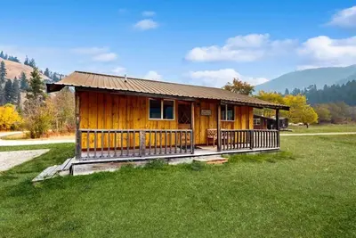Image de BroadAxe Lodge, Black Bear (cabin 2)