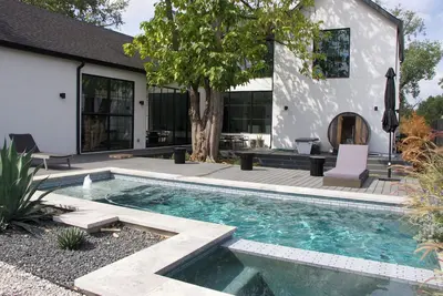 Image de SoCo Social Club: Sleeps 14 w/ Pool, Hot Tub Speakeasy
