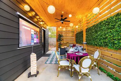 Image de Patio Movie Nights, Bbq, & Mini Golf • Modern 3br Raleigh Retreat for 8 •Near Dt