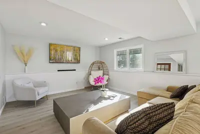 Image de 2-Bedroom Spa Retreat with Hot Tub near Lake
