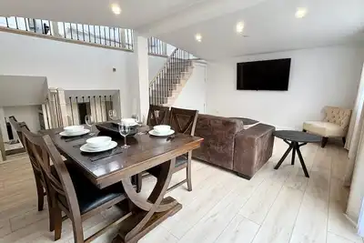 Image de 2 | Loft Queen Street East - Sleeps 4