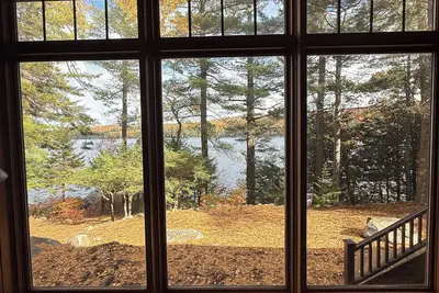 Image de Spacious Lakefront Retreat - 5br/5ba Main House + Cottage- Dock, Swimming & More