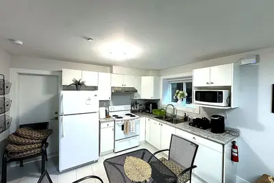 Charming 2 Br 1ba Basement suit in White Rock with WiFi